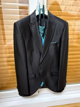 Traje de novio negro y azul