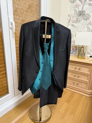 Traje de novio negro y azul