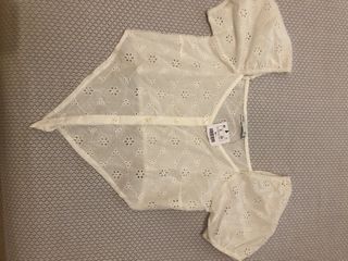 Blusa blanca con nudo y botones