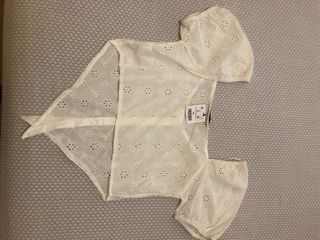 Blusa blanca con nudo y botones