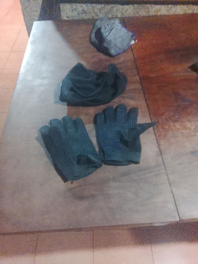 Guantes y gorra de ciclismo