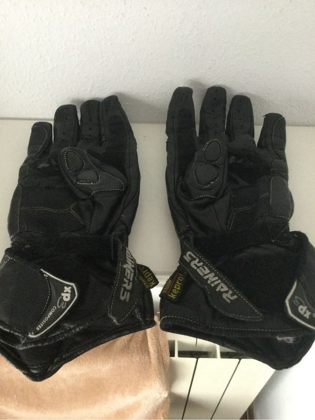 Guantes de moto Raijins negros y plateados