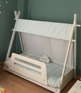 Cama infantil con dosel tipo tienda. Marca Alondra