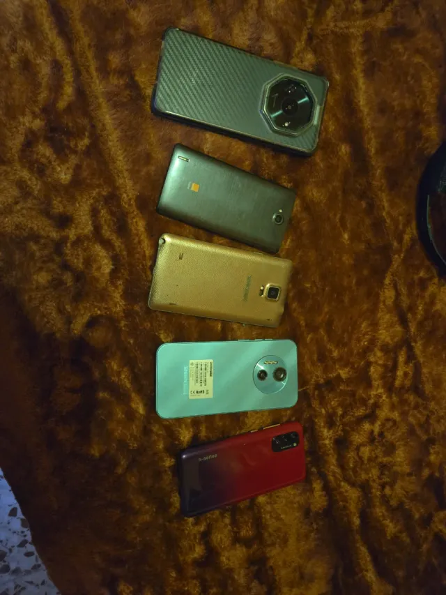 Varios móviles usados