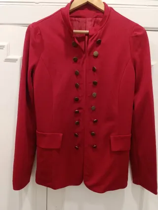 Chaqueta roja militar