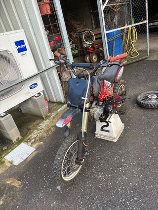 Pitbike roja y negra