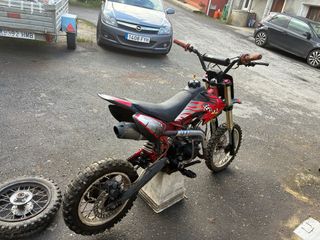 Pitbike roja y negra