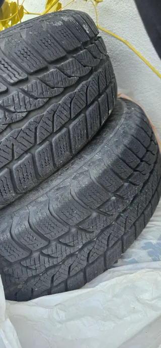 4 neumáticos con llanta de chapa. medida 185/65/15