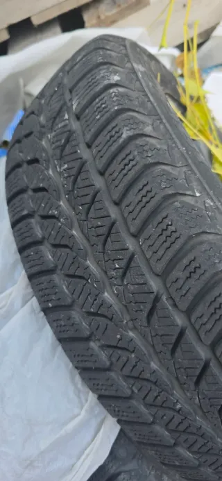 4 neumáticos con llanta de chapa. medida 185/65/15