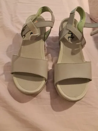 Sandalias de piel beige talla 40