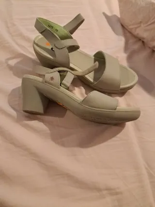 Sandalias de piel beige talla 40