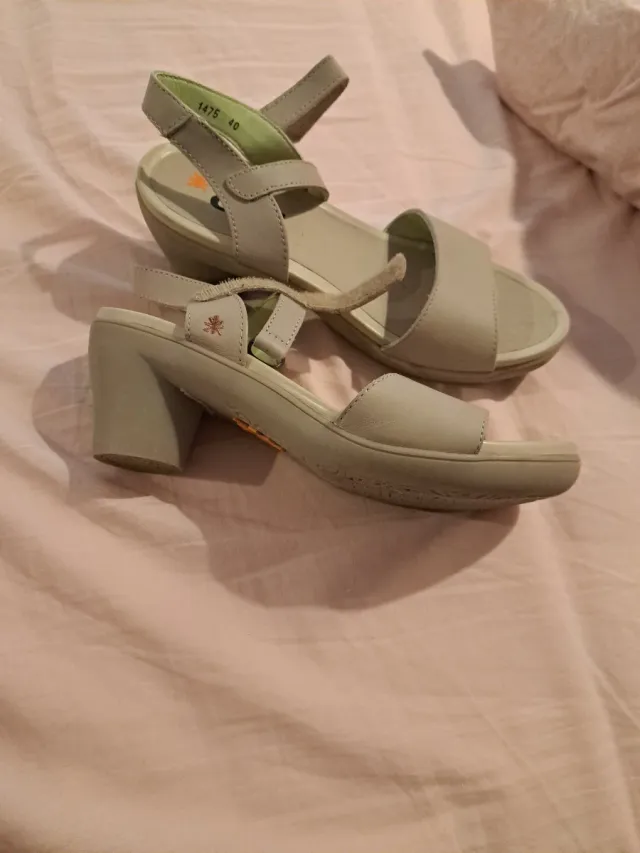 Sandalias de piel beige talla 40