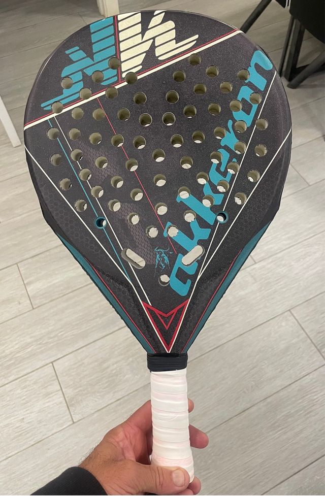 Pala de pádel akkeron negra con detalles