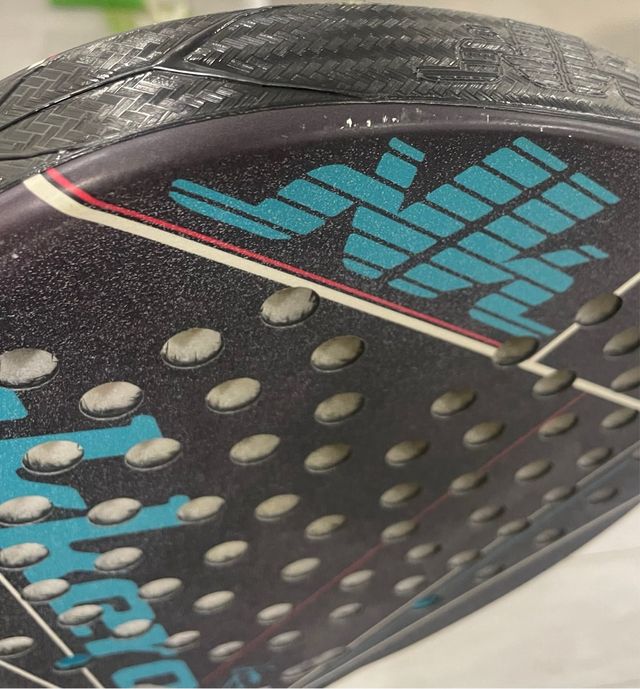 Pala de pádel akkeron negra con detalles