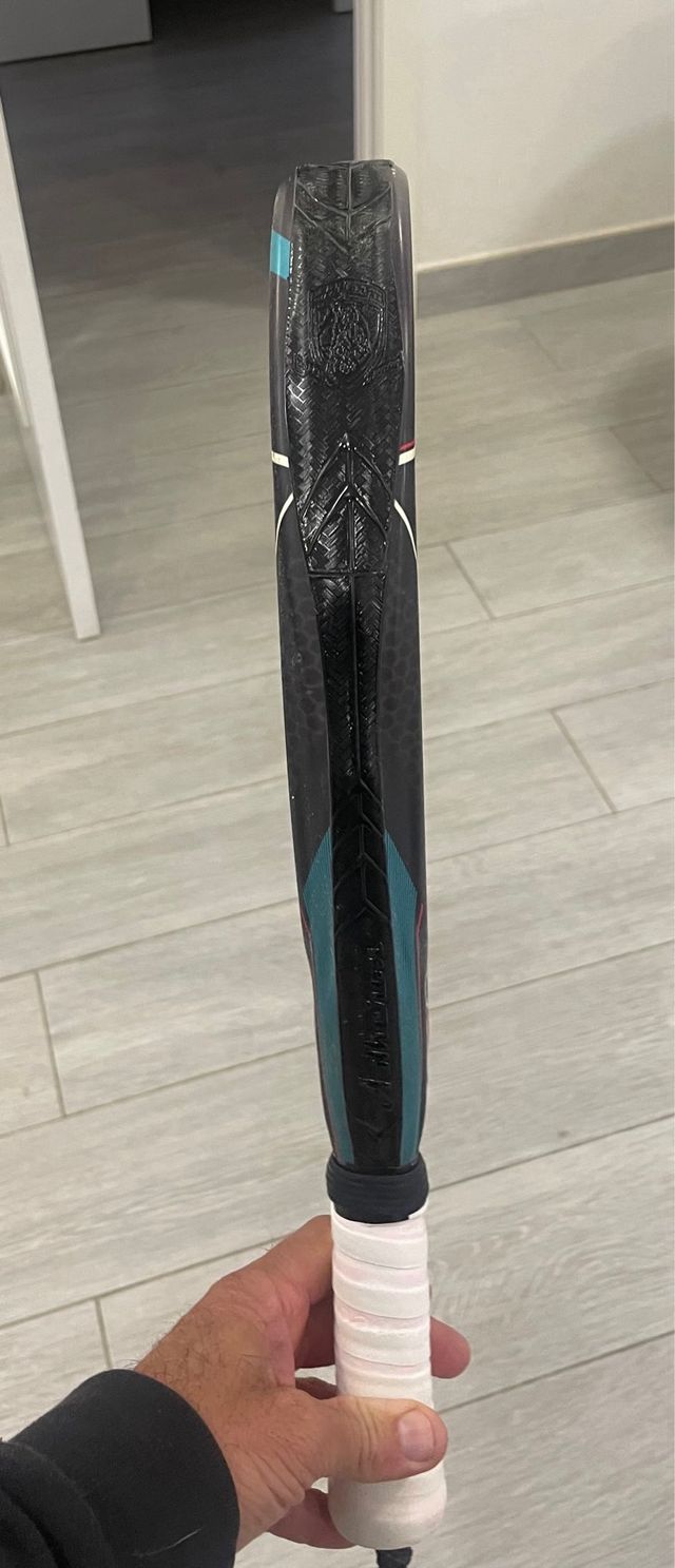 Pala de pádel akkeron negra con detalles
