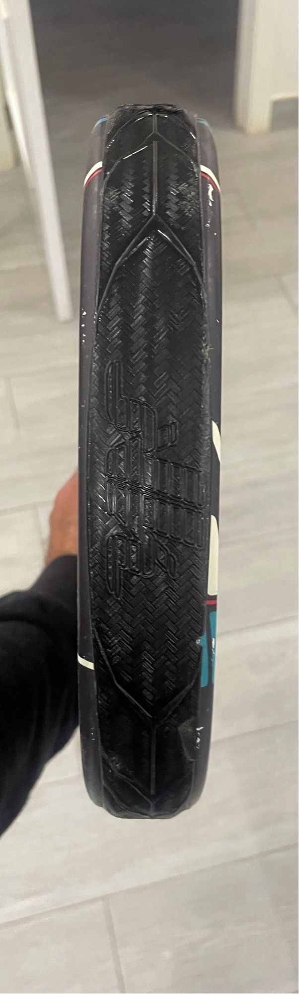 Pala de pádel akkeron negra con detalles