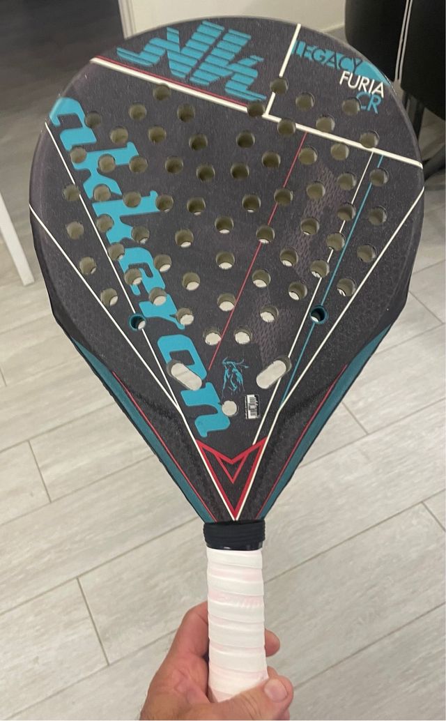 Pala de pádel akkeron negra con detalles