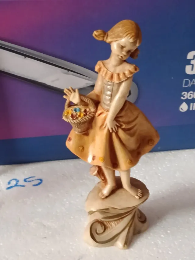 Statue Fontanini Bambina con cestino