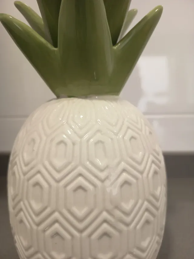 Piña decorativa cerámica blanca y verde