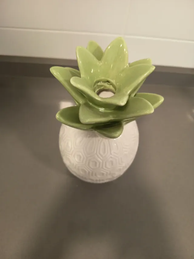 Piña decorativa cerámica blanca y verde