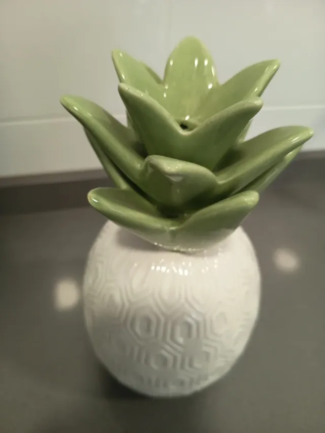 Piña decorativa cerámica blanca y verde