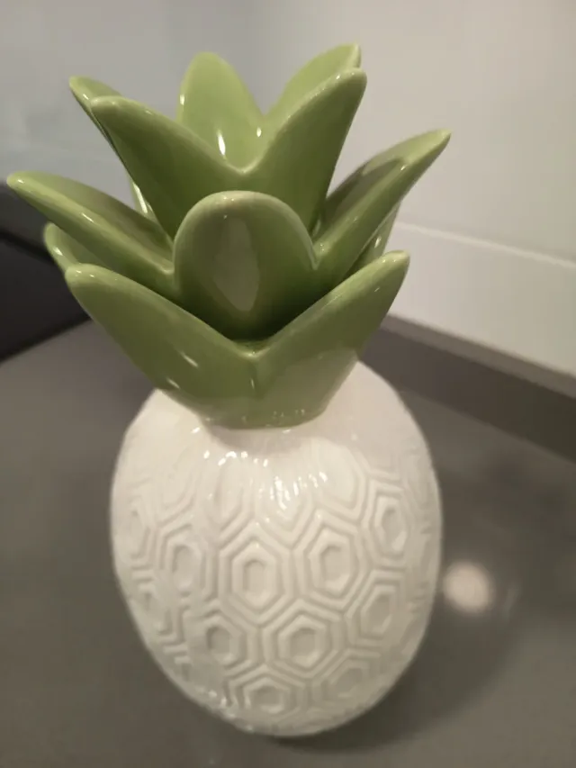 Piña decorativa cerámica blanca y verde