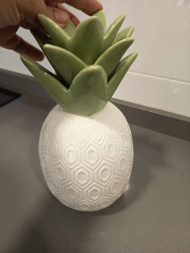Piña decorativa cerámica blanca y verde