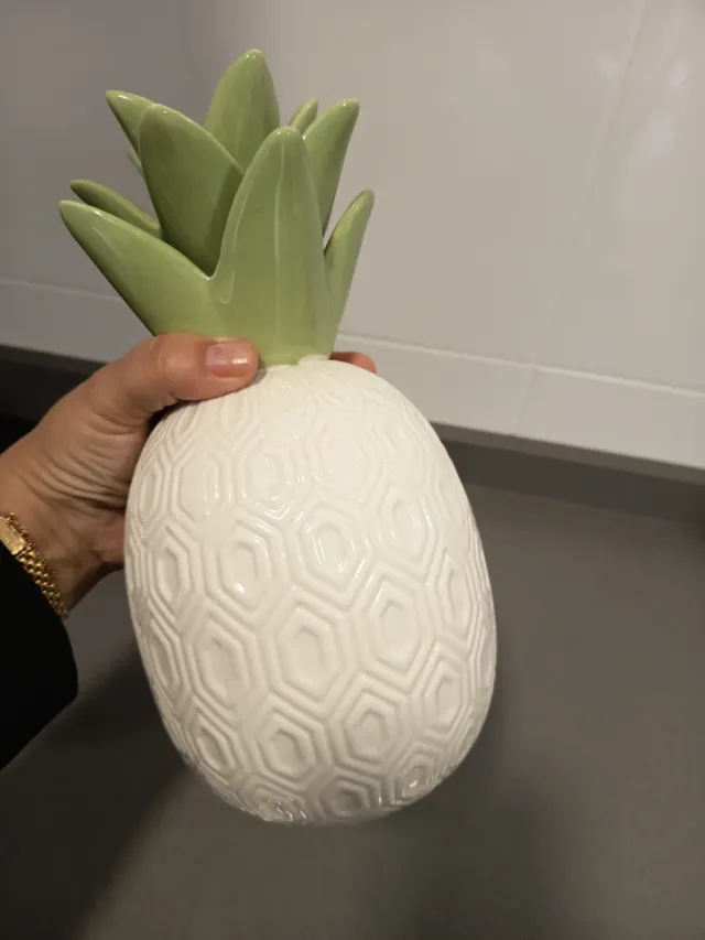 Piña decorativa cerámica blanca y verde