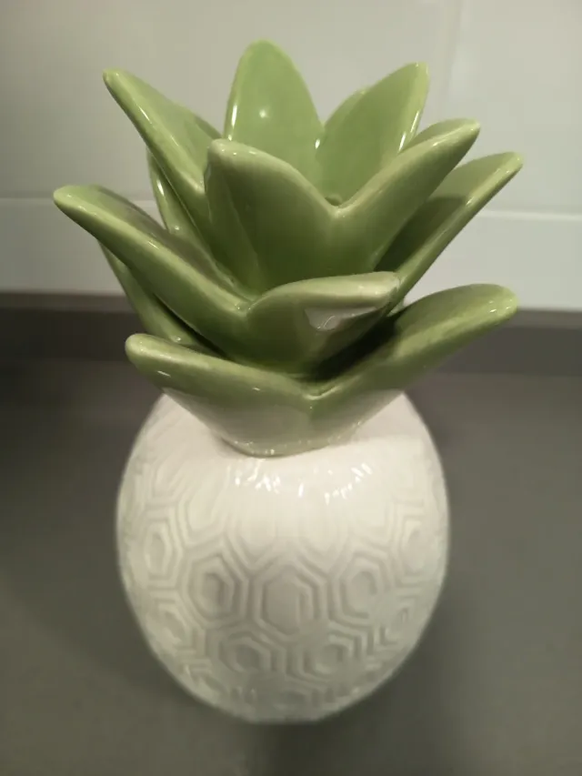 Piña decorativa cerámica blanca y verde