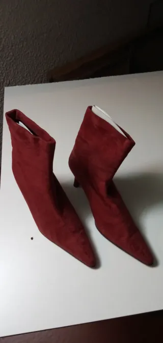 Botas burdeos de terciopelo  tacón fino