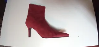 Botas burdeos de terciopelo  tacón fino