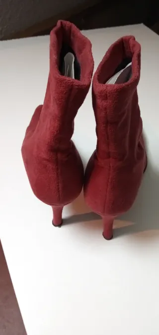 Botas burdeos de terciopelo  tacón fino