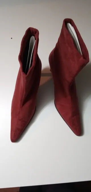 Botas burdeos de terciopelo  tacón fino