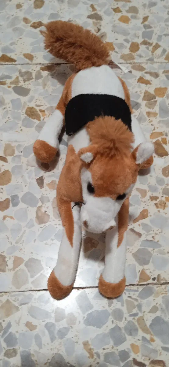 Peluche caballo marrón y blanco