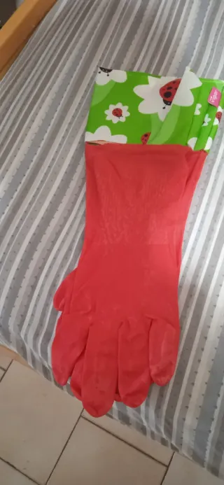 Guanti da cucina rossi con fantasia