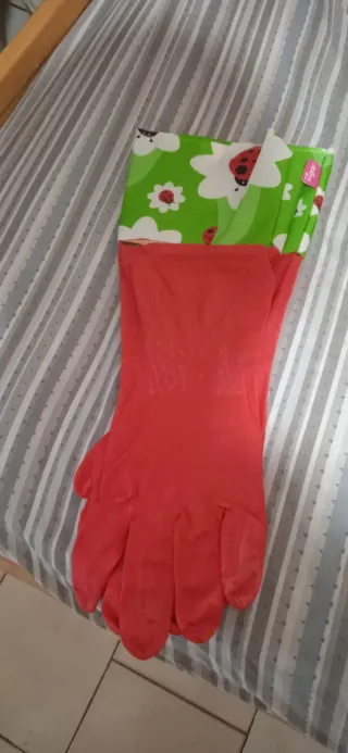 Guanti da cucina rossi con fantasia