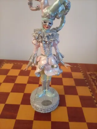 Hervit statuina giullare di Venezia