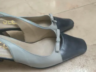 Zapatos de salón azul de piel
