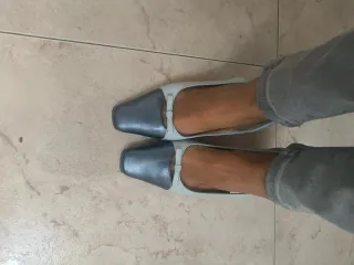 Zapatos de salón azul de piel