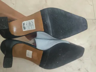 Zapatos de salón azul de piel