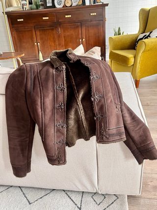 Chaqueta Zara efecto ante con detalles