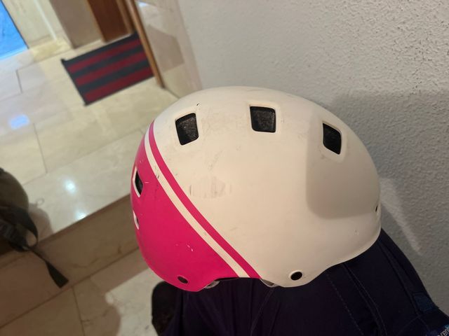 Casco de bicicleta blanco y rosa