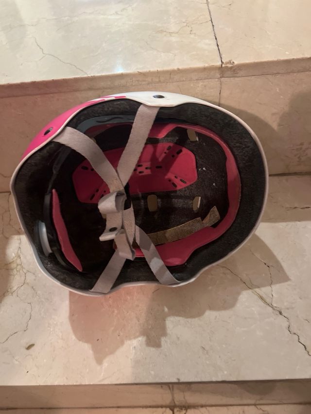 Casco de bicicleta blanco y rosa