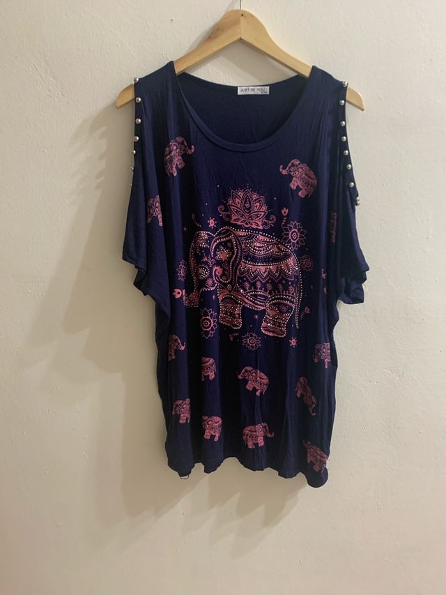Camiseta azul con estampado de elefantes