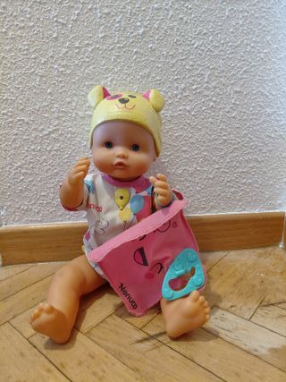Nenuco juguetón con gorrito y babero