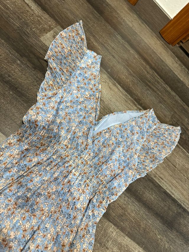 Vestido floreado azul con volantes