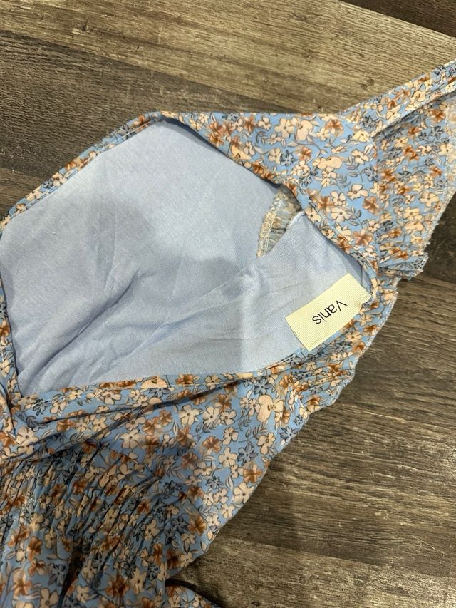 Vestido floreado azul con volantes