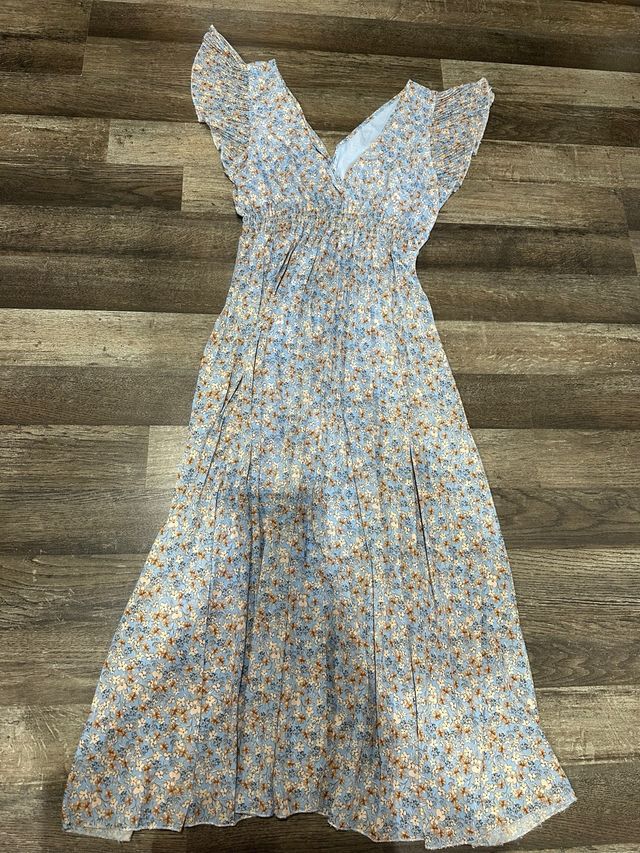 Vestido floreado azul con volantes