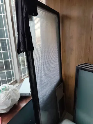 Mampara de oficina con ventanas