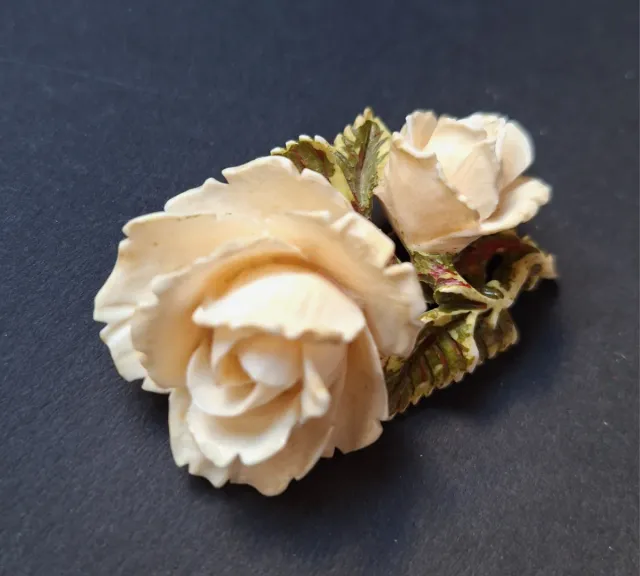 Broche antiguo tallado flores beige y verde bueno